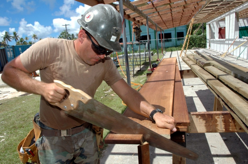 ebeniste-COLLONGUES-min_worker_construction_building_carpenter_male_job_build_helmet-893290